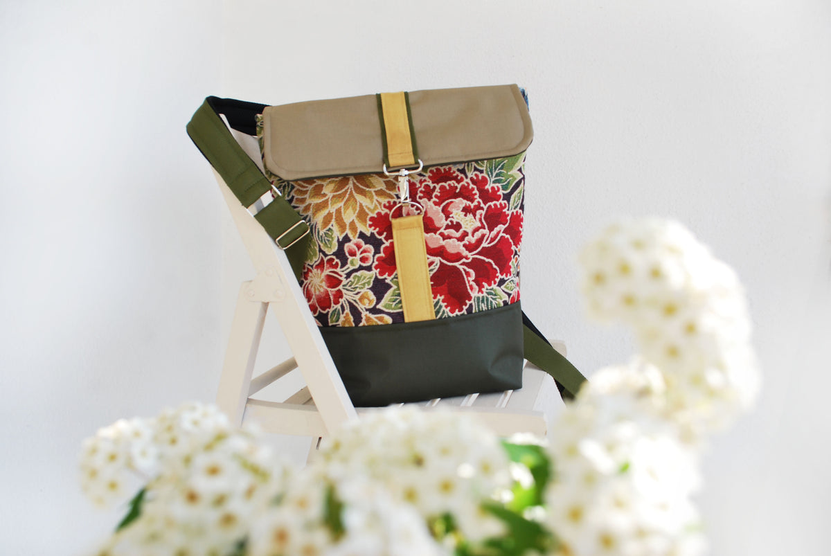 Mochila média padrão floral, topo bege, fundo verde seco | Joana Candeias