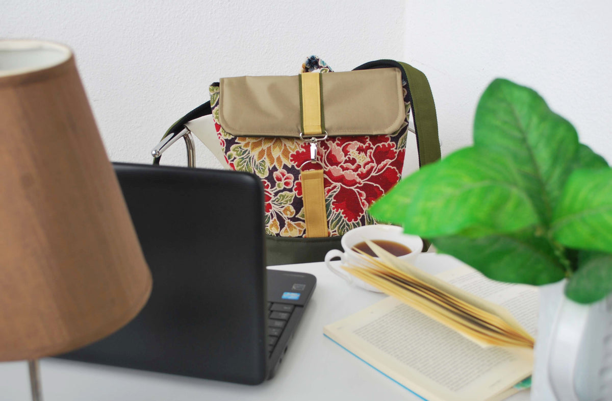 Mochila média padrão floral, topo bege, fundo verde seco | Joana Candeias