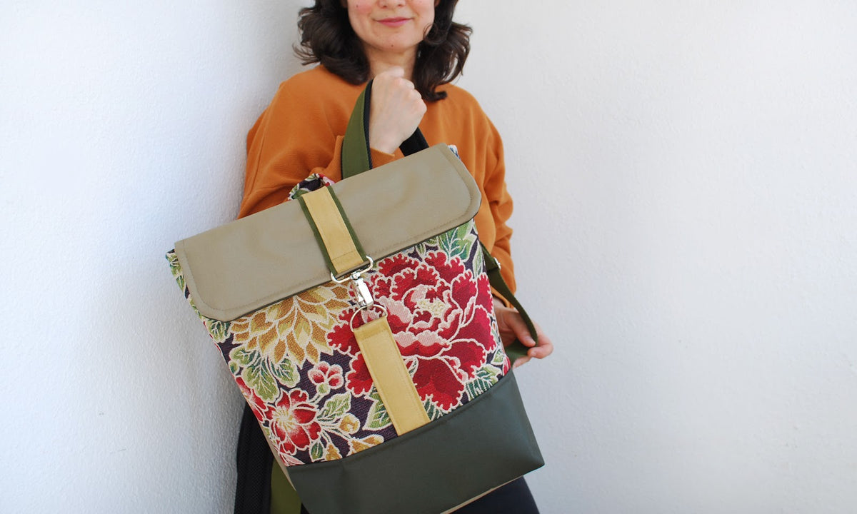Mochila média padrão floral, topo bege, fundo verde seco | Joana Candeias