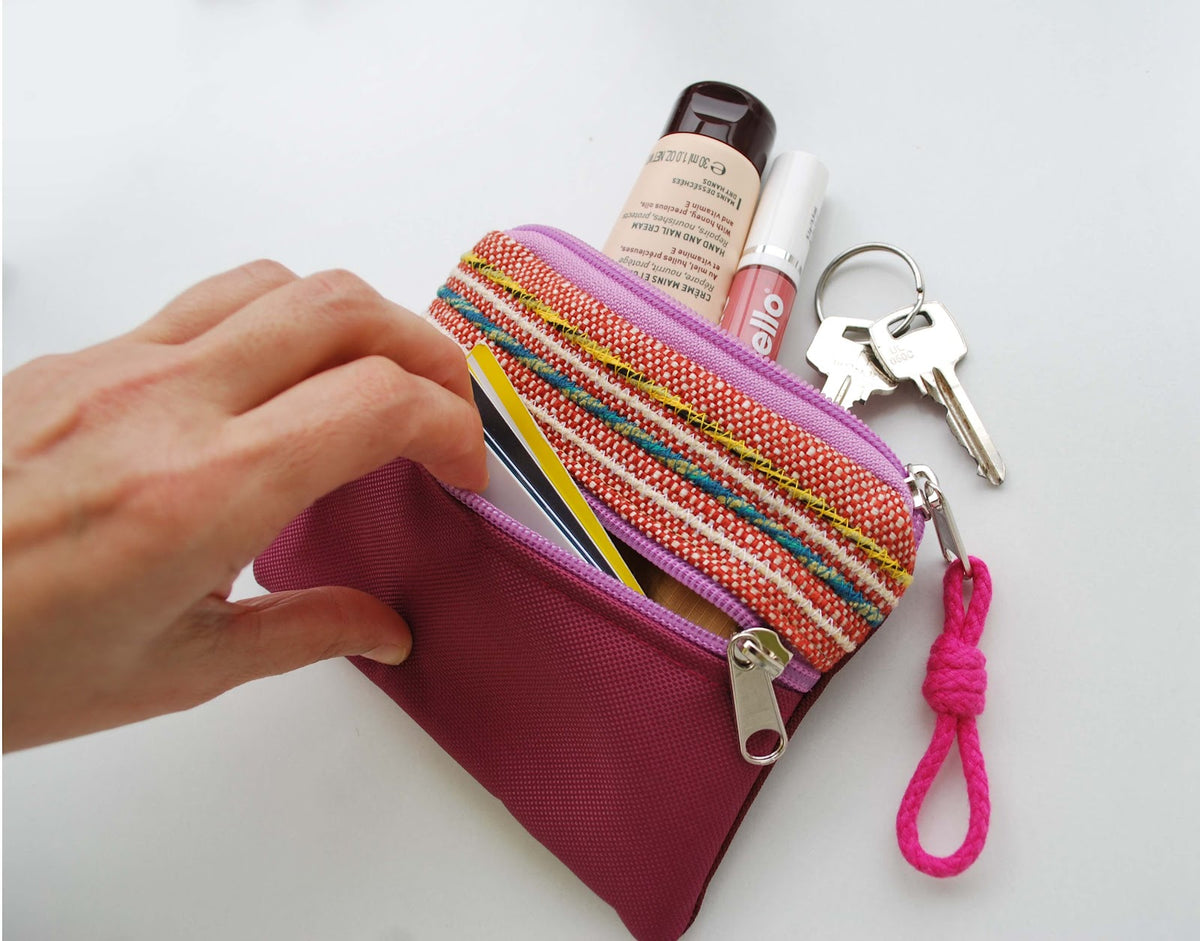 Porta-moedas com bordados, tela rosa | Joana Candeias