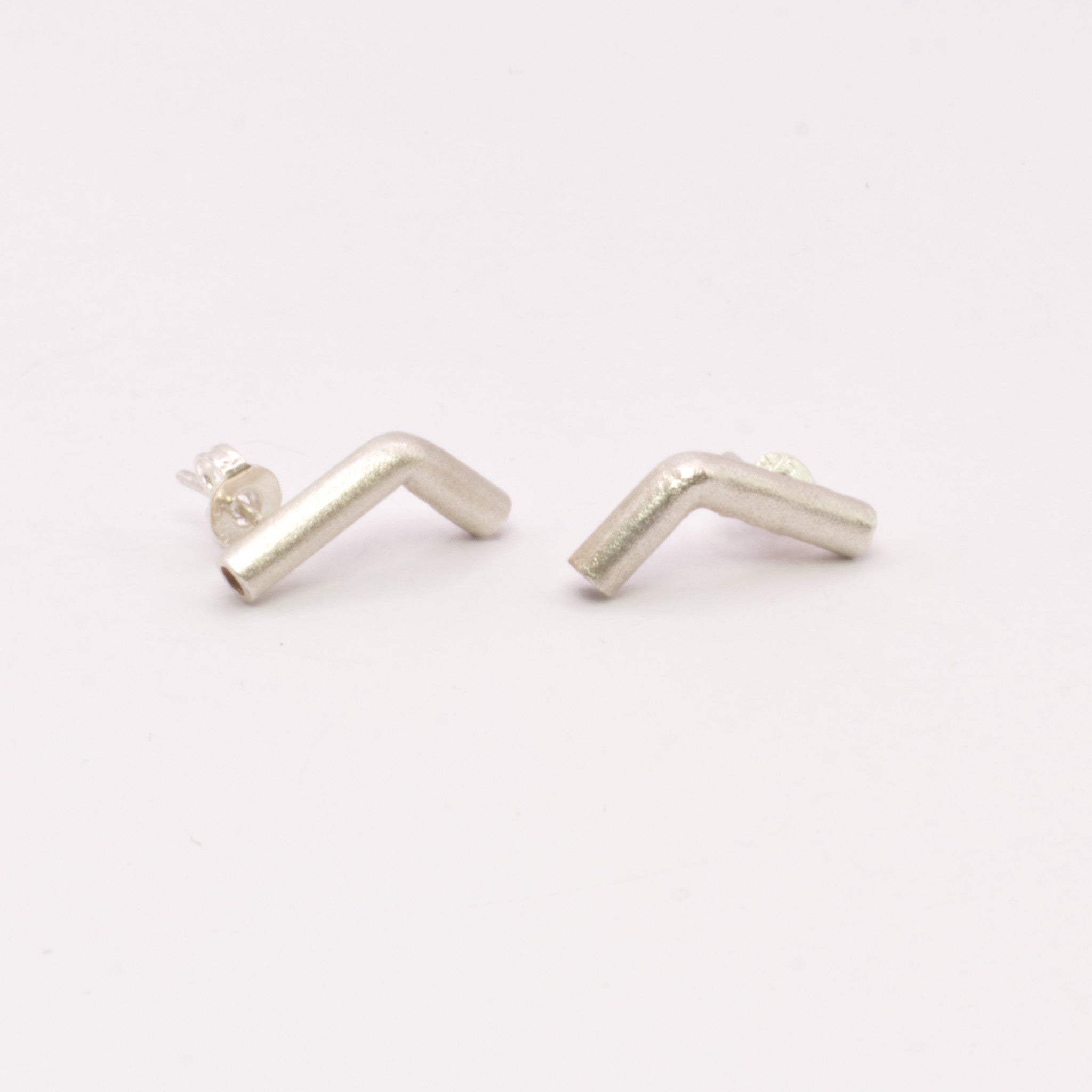 Brincos Tubo Ângulo prateados | JDS