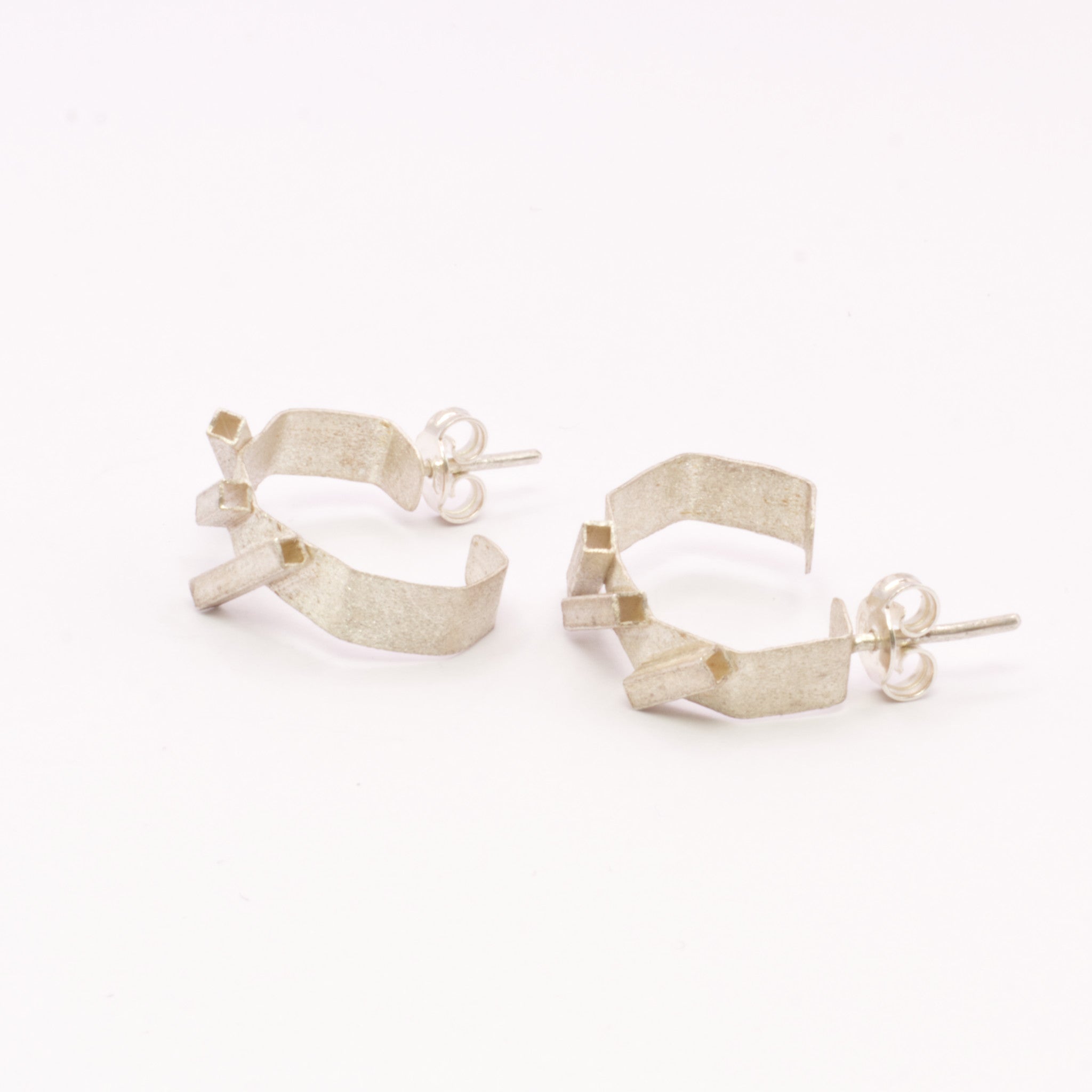 Brincos Geométricos argola aberta prateados | JDS