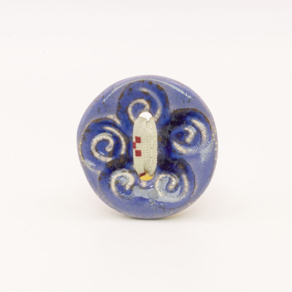 Pregadeira Botão azul dark | Pássaro de Seda