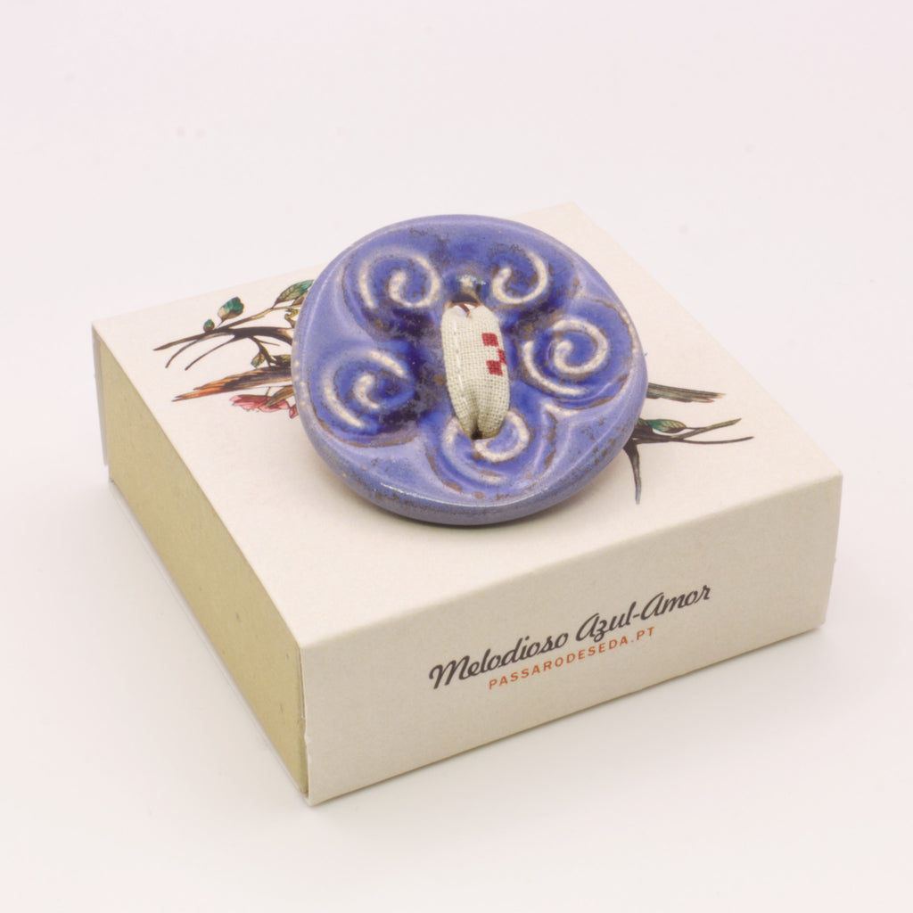 Pregadeira Botão azul dark | Pássaro de Seda