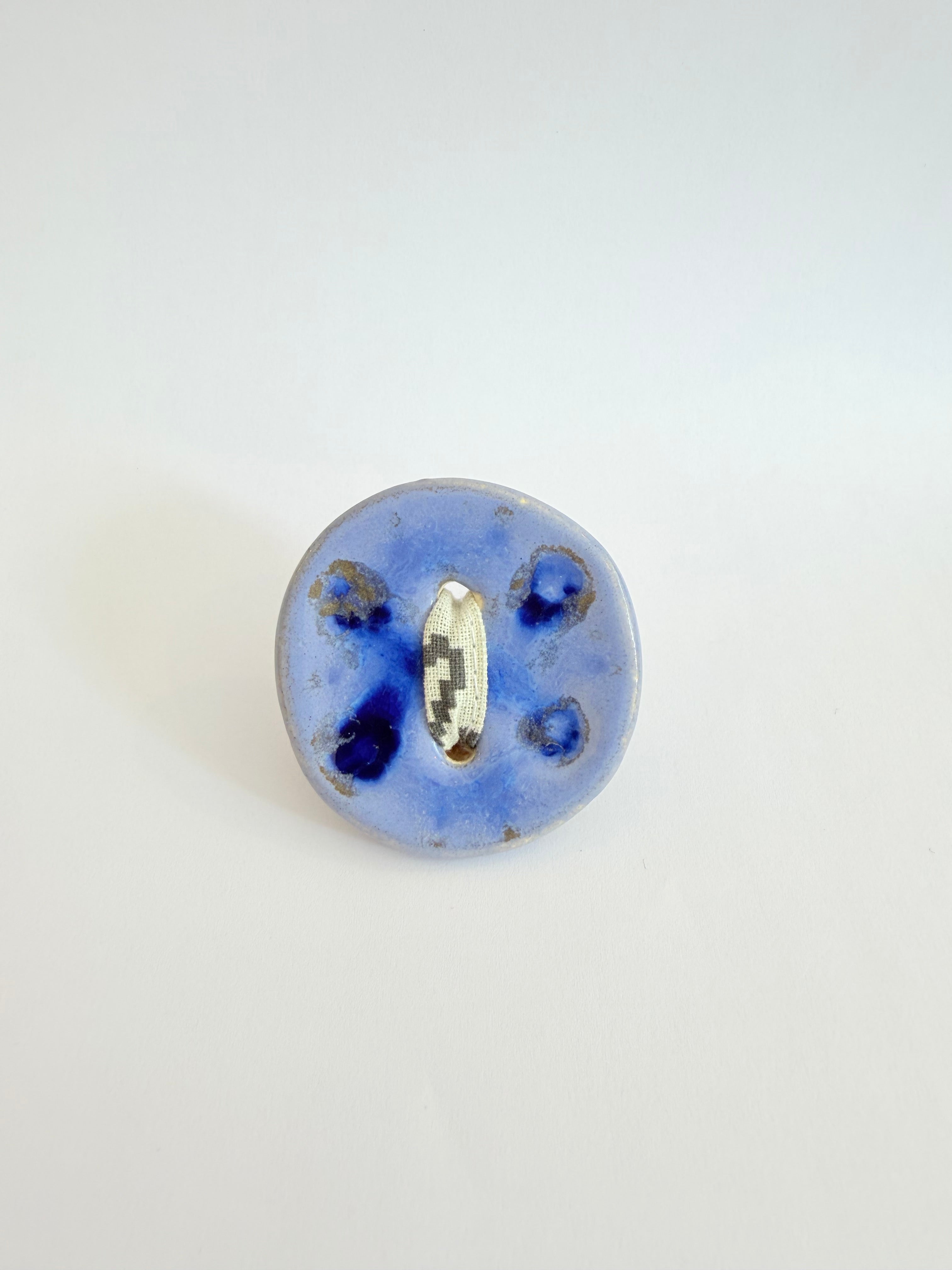 Pregadeira Botão azul dark | Pássaro de Seda