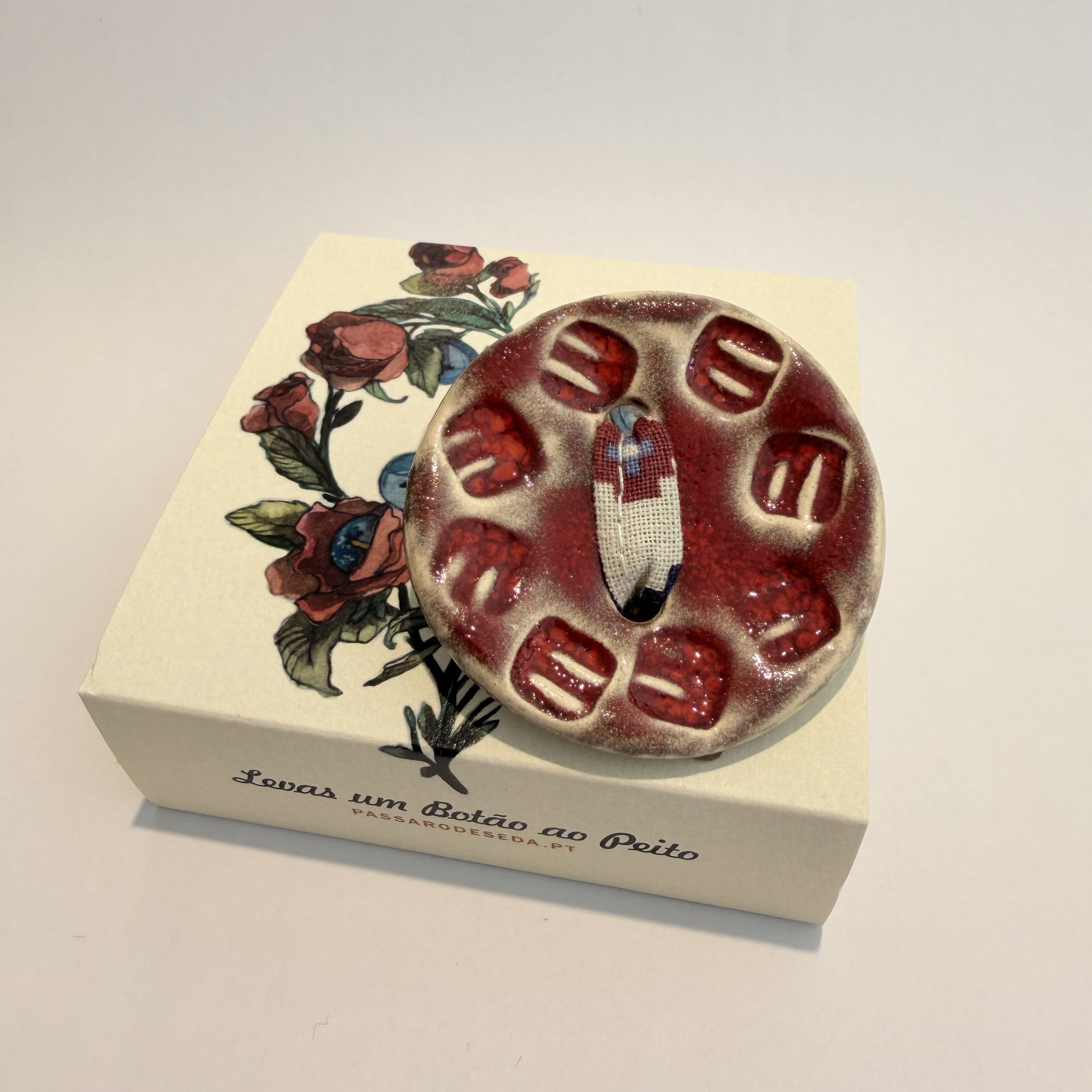 Pregadeira Botão vermelha | Pássaro de Seda