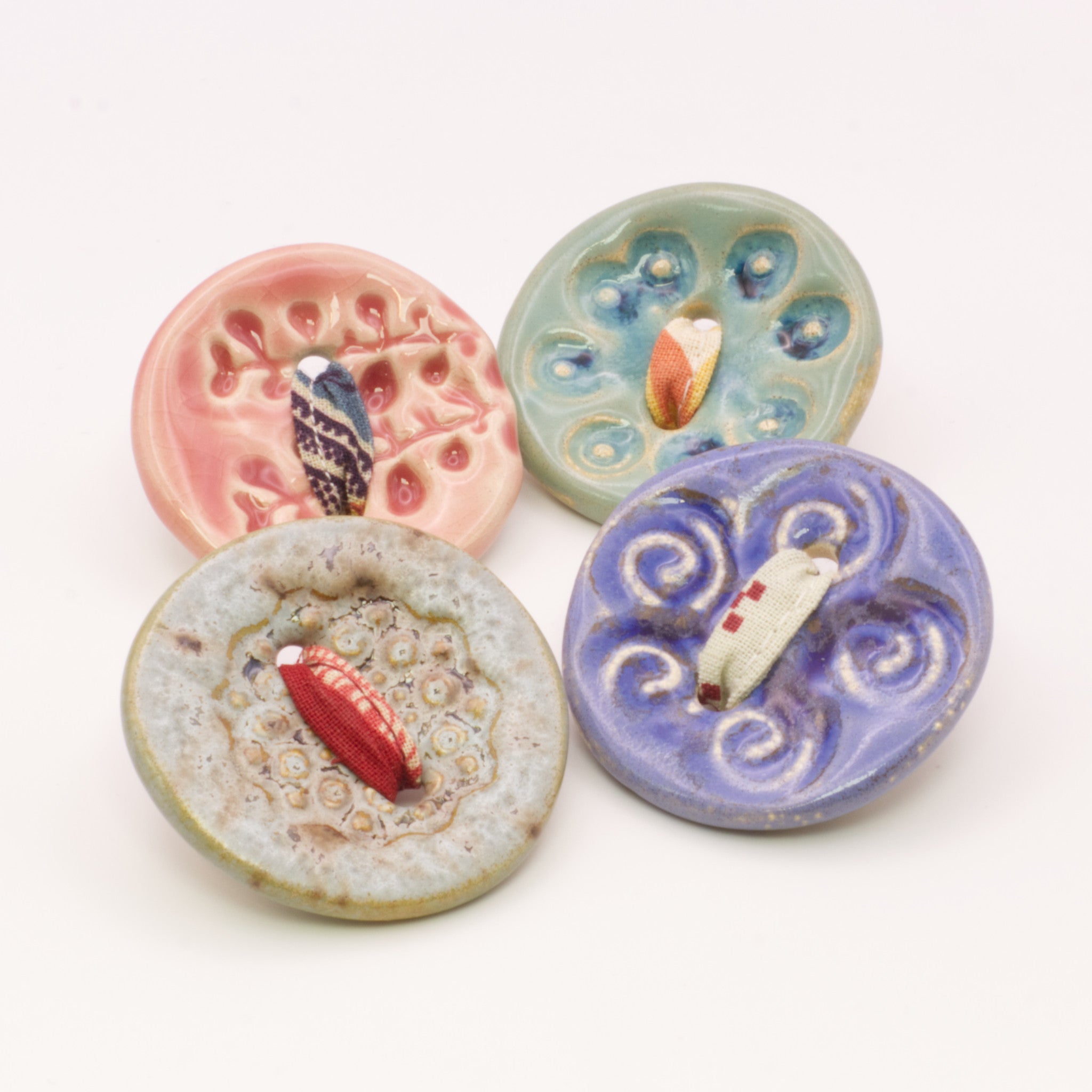 Pregadeira Botão azul | Pássaro de Seda