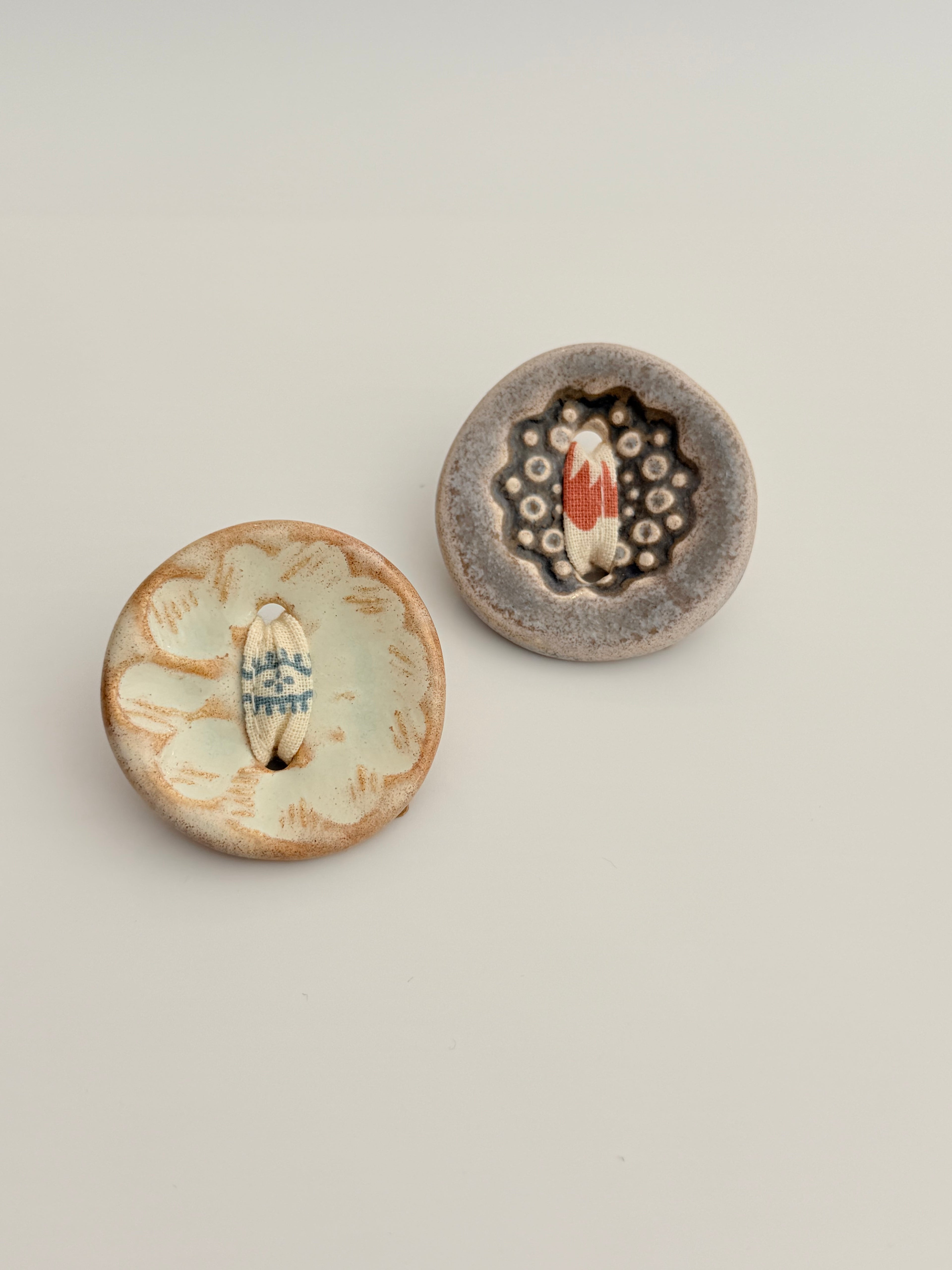 Pregadeira Botão lilás | Pássaro de Seda