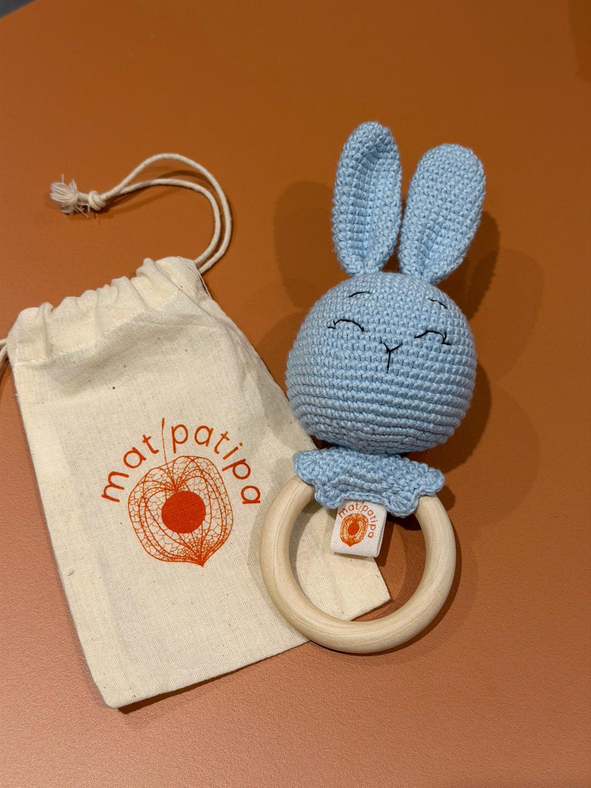 Mordedor Coelho Clara azul Amigurumi | Matipatipa